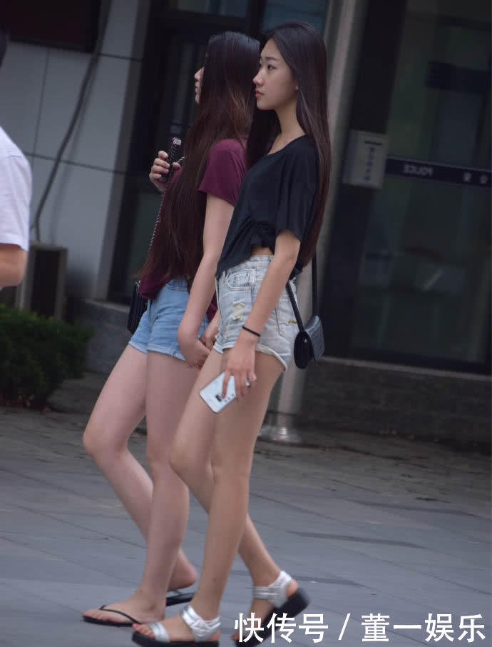 偶遇两位高挑的性感小姐姐，皮肤白身材好，两位姿色不凡小姐姐一