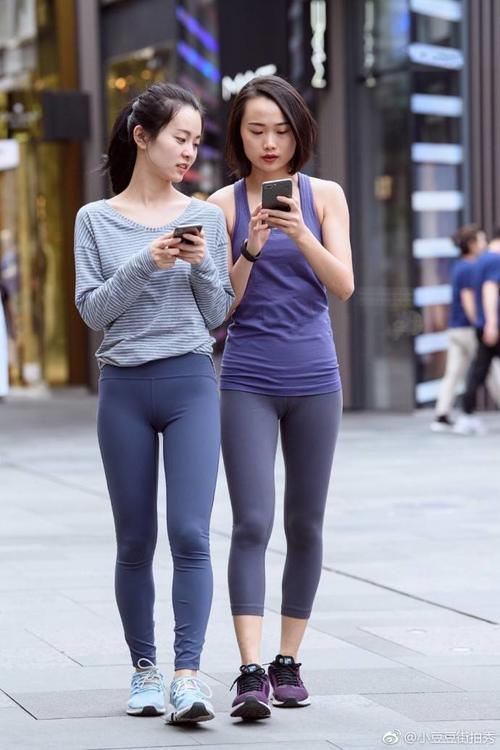 路人街拍，两个身材瑜伽打底裤小姐姐，右边身材比较好