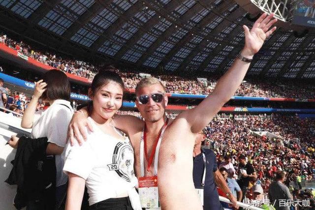 好身材尽在俄罗斯，大嫂徐冬冬看球被揩油，球迷扑一次比进球还高