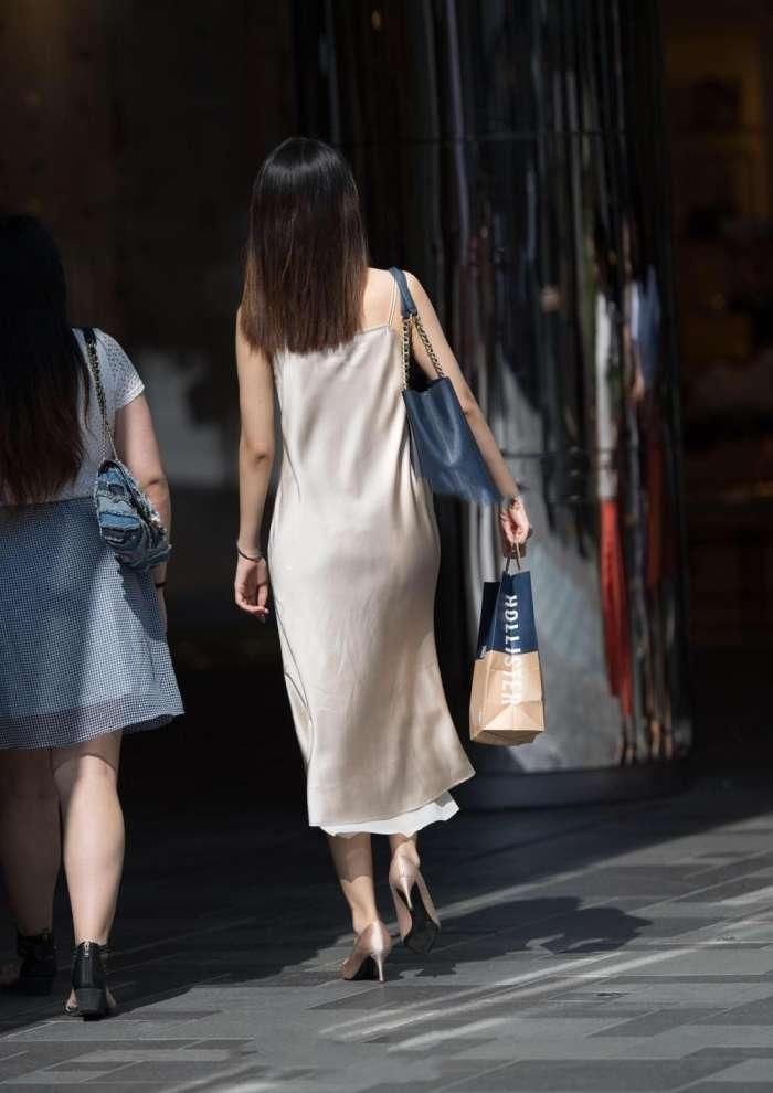 颜值高身材好的美女，尽显温柔，走在大街上非常的吸引人!