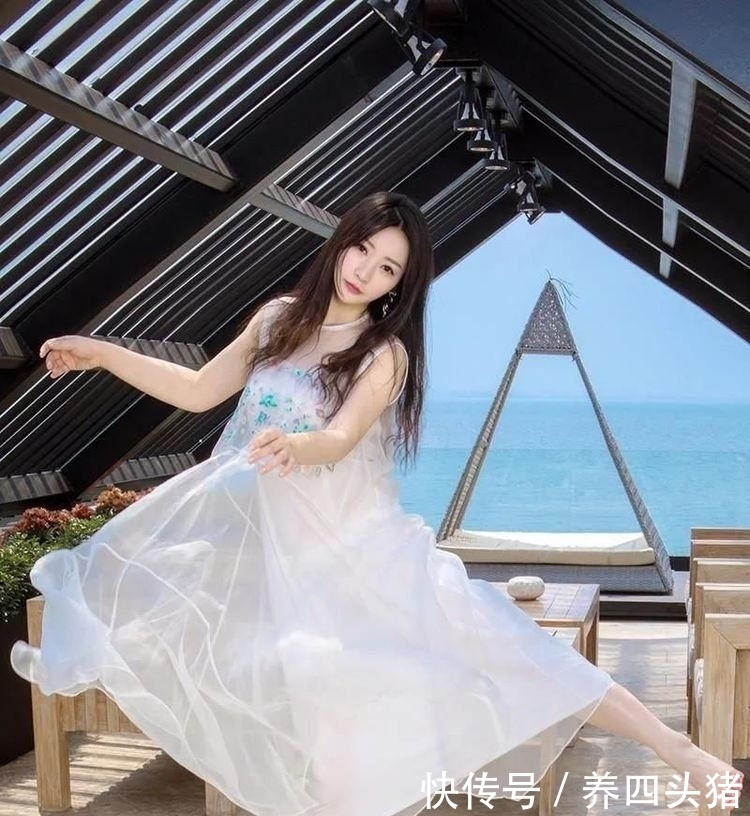  [秀色可餐]街拍：身穿吊带配短裙的小美女，肤如凝脂，秀色可餐