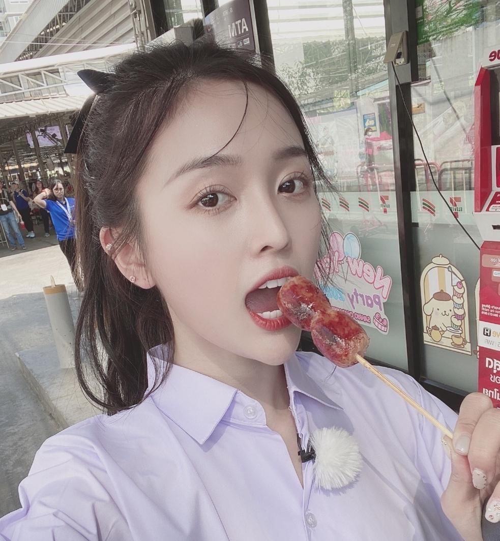  美少女：吴宣仪和郑爽, 体重都是86斤, 同为百褶裙造型, 到底谁更甜?