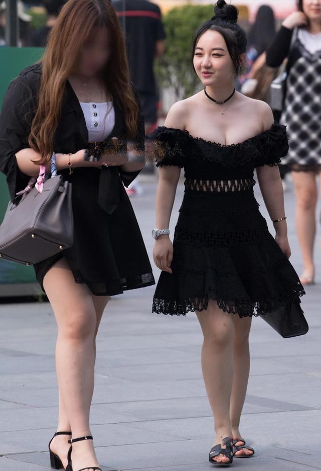 婴儿肥小姐姐低胸紧身裙裹出丰腴饱满的圆润曲线，吸睛无数