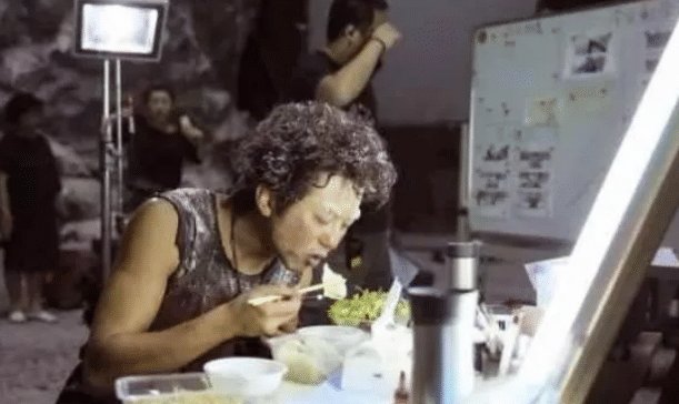 「看起来」明星们拍戏看起来简单，明星拍戏片场休息时是怎样的？