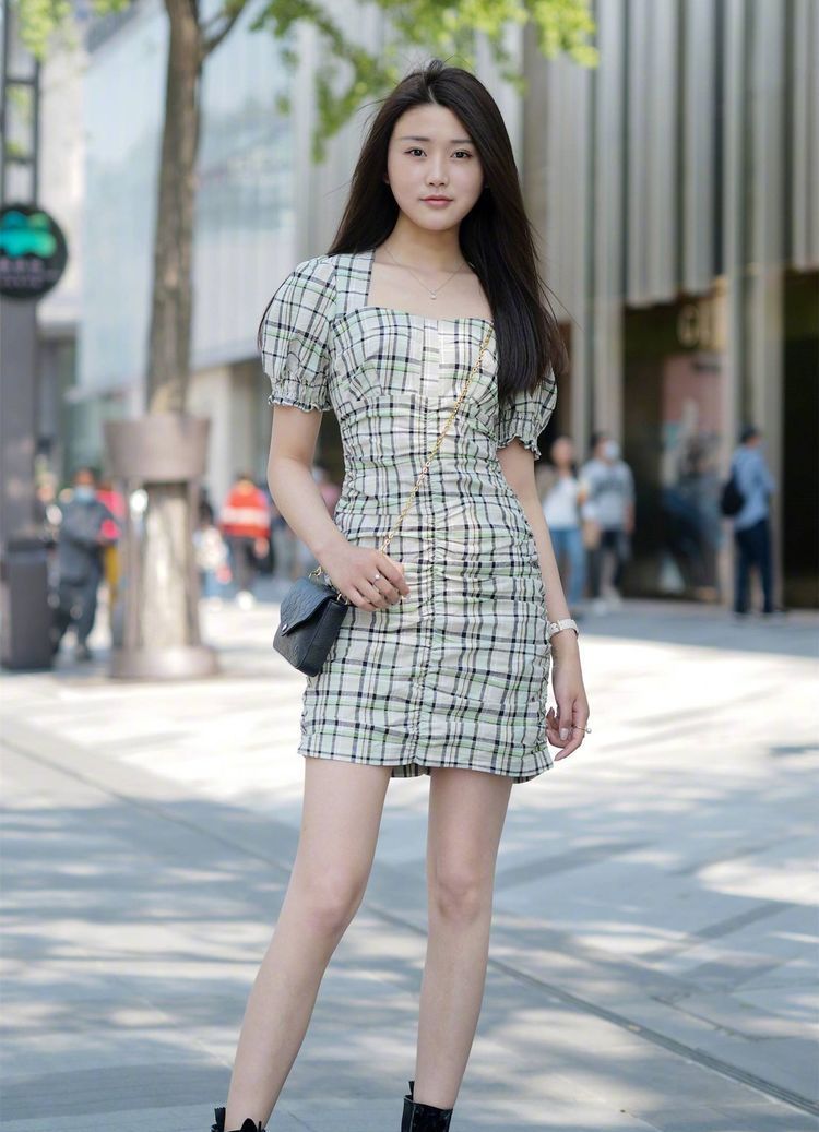  「连衣裙」路人街拍，美女格纹连衣裙，搭配黑色短靴，穿出了满满的青春气息。
