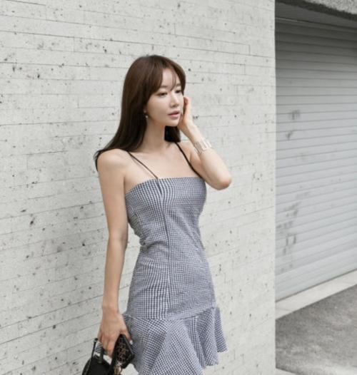 街拍：时尚吊带模特爱自拍，解锁穿紧身裙的新姿势！