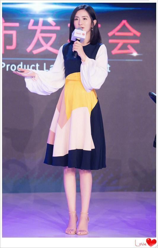 谢娜太强了！成功解锁牛仔外套新穿法，网友却说：亮点都在后背上