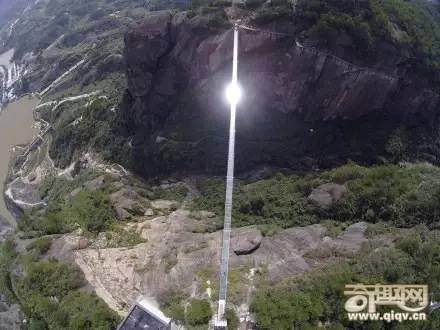 世上最长全透明玻璃桥开放!美女吓尿说：谁背我过去，就嫁给他！