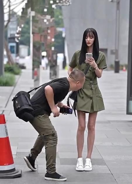  韵味|街拍：好灵动的小姐姐，颜值高灵动出众，简单时尚别有一番韵味！