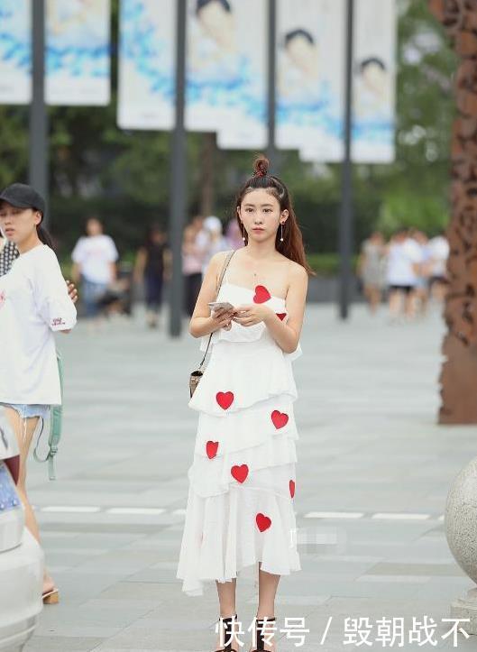 『 挂饰』吊带长裙凸显美好身材,小熊挂饰可爱!,街拍:丰腴的小姐姐