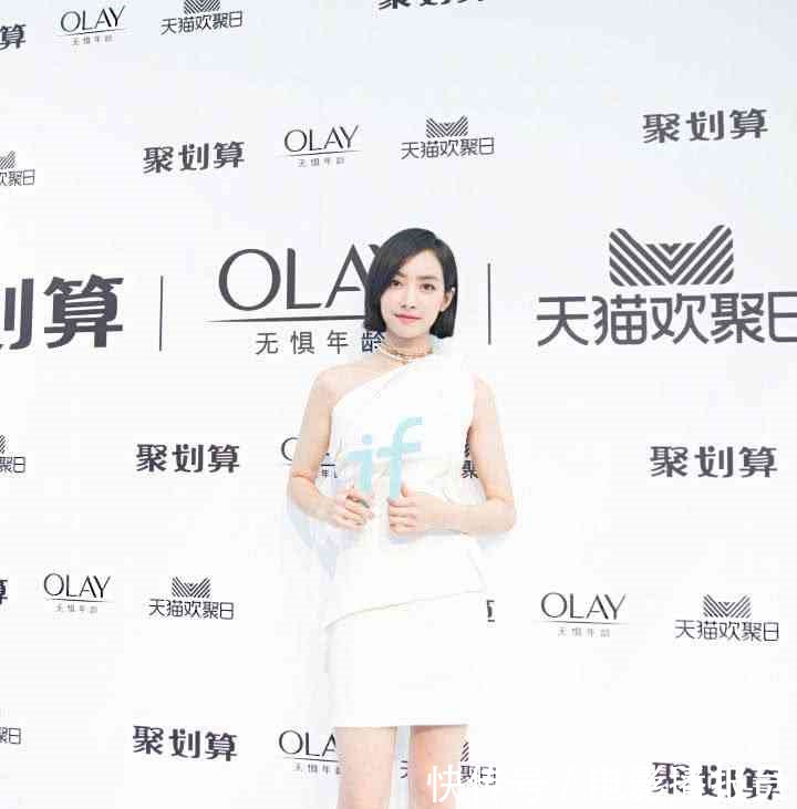 31岁宋茜和32岁杨幂同穿白色连衣裙，导购和总裁的气质差距