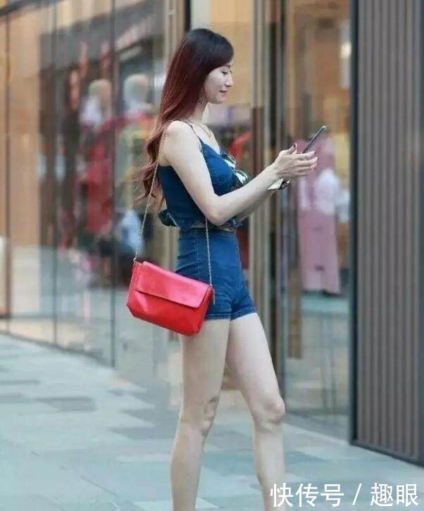  「女性」长得好看，身材紧致的女孩子，搭配牛仔裤，彰显独特魅力！