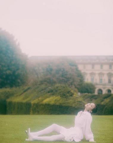 香奈儿时装周“海滩”大秀,马思纯白色丝袜实力抢镜张钧甯马甲线