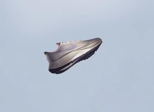  [最新]加厚 Zoom＋全掌 React！Nike 最新“飞马跑鞋”太顶了！