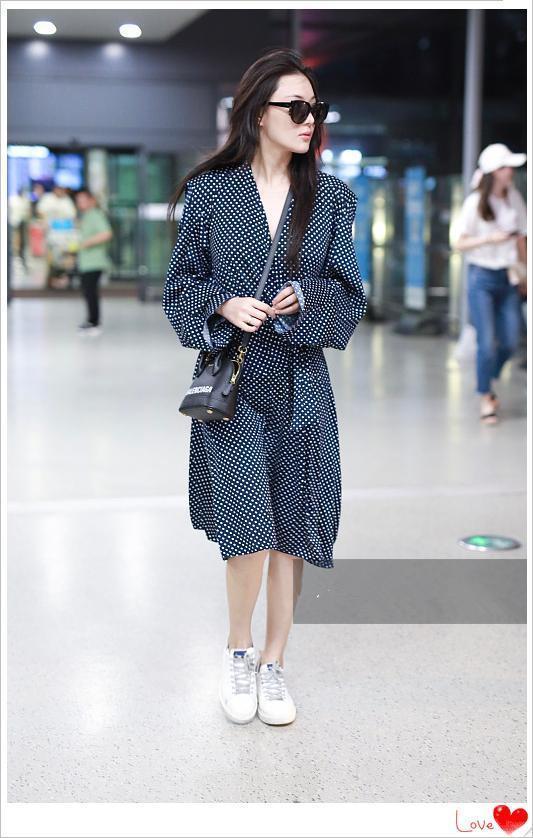 当37岁范冰冰穿波点裙撞上31岁张馨予, 网友: 李晨做出了错误选择