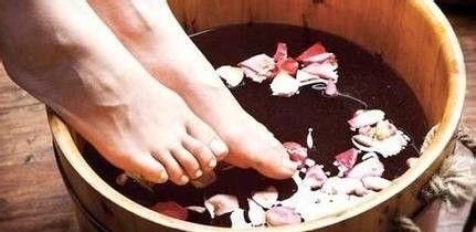  『起皮的现象』为何有些人的脚后跟总是出现干裂的现象？原因有这几种