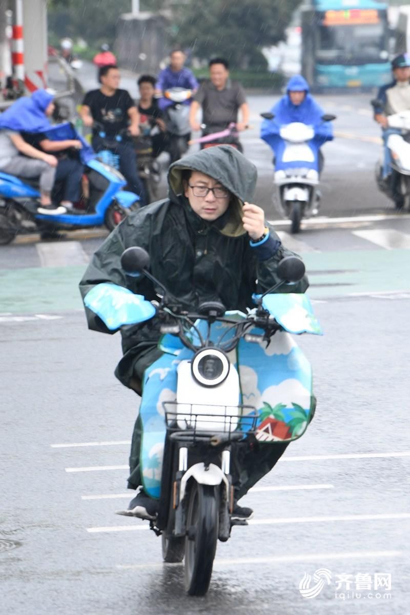 午后济南突降阵雨 措手不及的市民百态纷呈