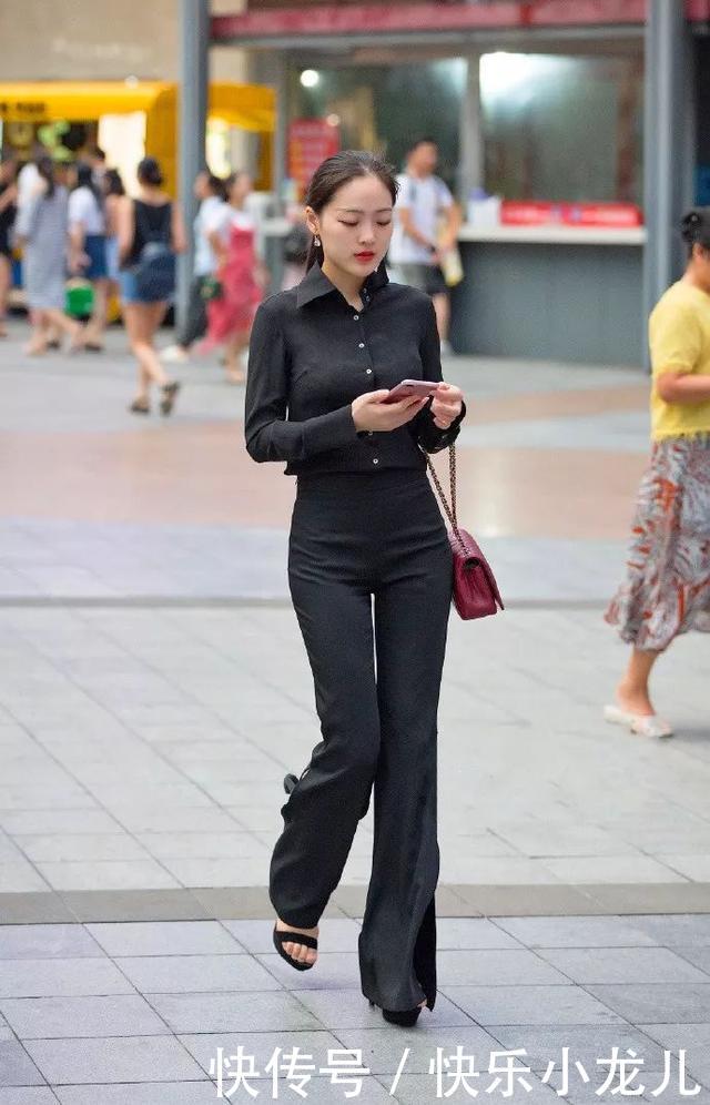 宽松■街拍:白色的宽松阔腿裤搭配高跟鞋,半透的视觉效果让她显得更加的迷人