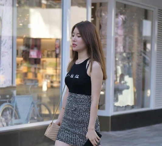 街拍路人， 时尚型美女的性感搭配 ,让你多了一种生动美