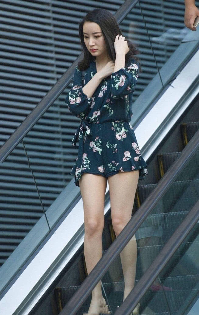 成熟小姐姐穿了新裙子一直用手捂住，怀里是不是有什么大宝贝