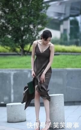 「让小姐姐」修身背心搭配牛仔裤,时尚又奢华,彰显女人的独特魅力!