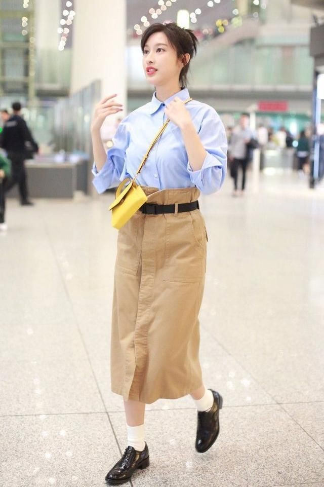 张俪这么瘦，怎么也有赘肉?网友:这裙子谁穿都显小肚子!