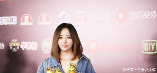 张靓颖展示最新出位造型, 这双高跟鞋逆天了!