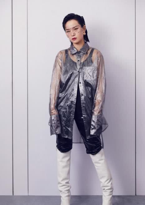 #地展现出来#周笔畅到底穿了个啥,长裙外面套“裙撑”,时髦又潮流
