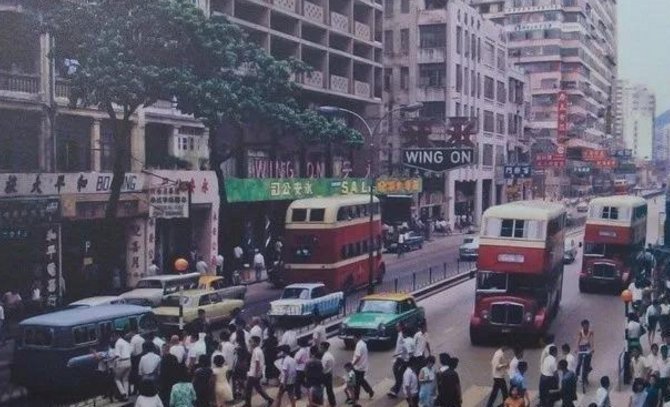 香港回归老照片:入港军队气势磅礴，市民冒雨欢迎解放军进驻