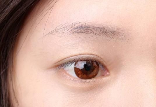  『形状』想要妆容更温柔？眉毛是关键，试试这种“落尾眉”，显温婉还大气