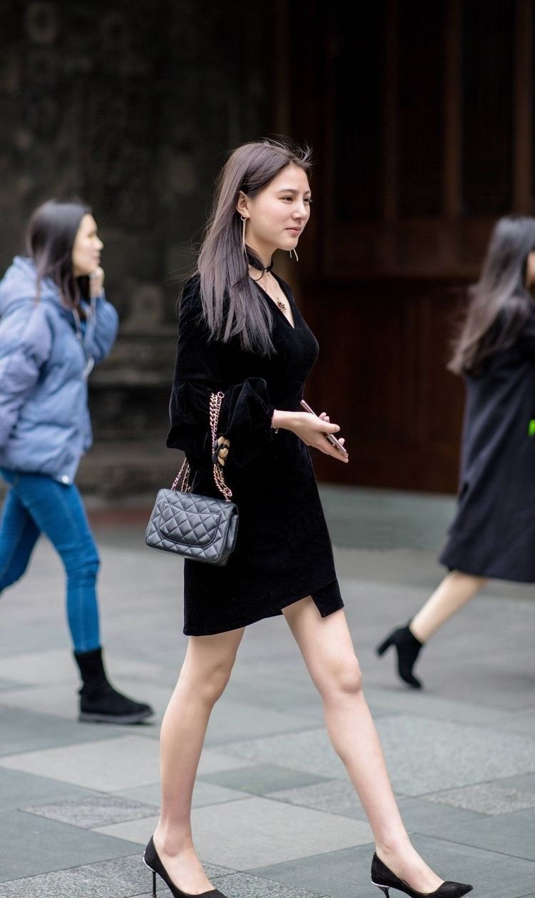  『美女』街拍：个性露肩上衣配牛仔短裤，短发美女凸显大长腿，潮流时尚