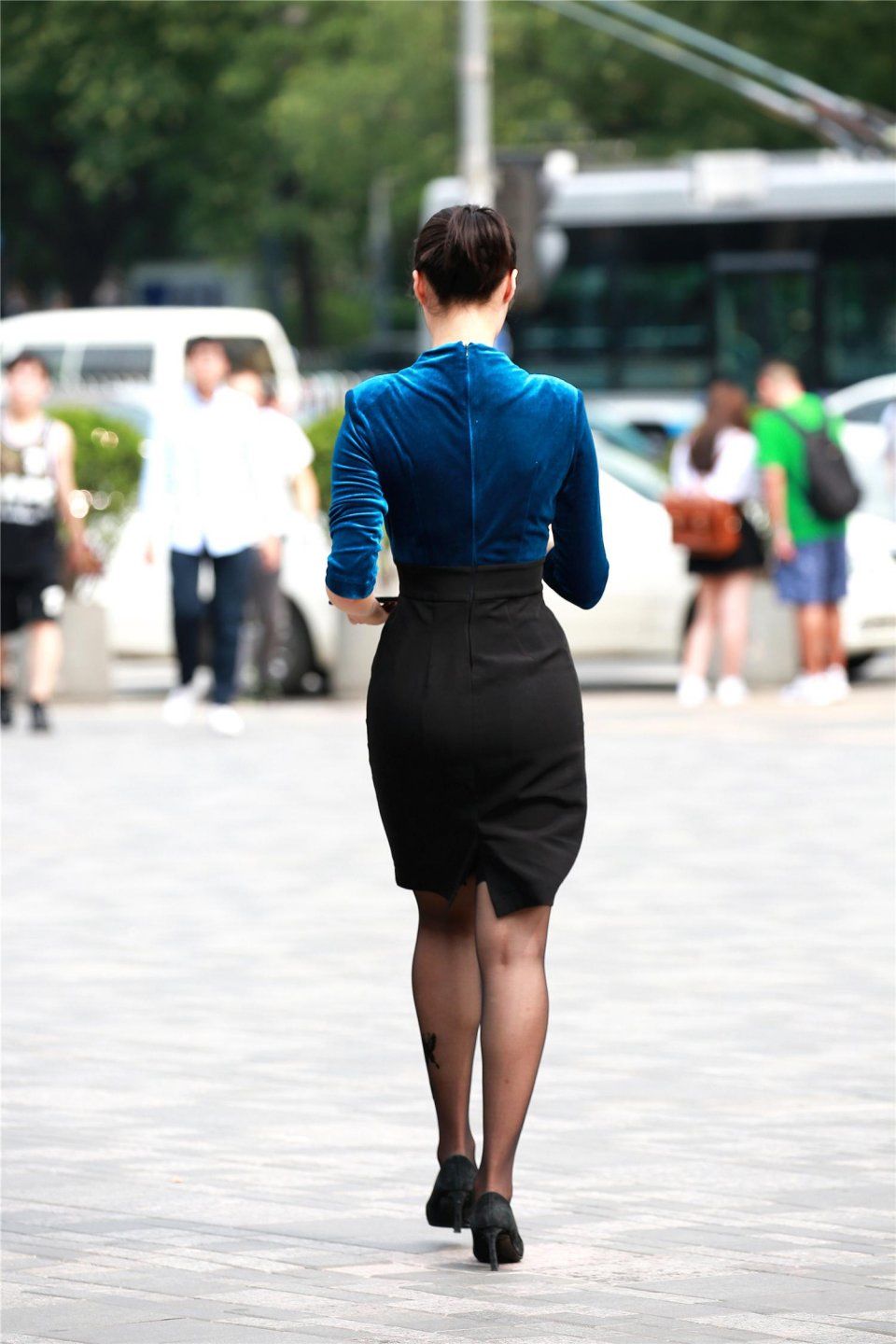 街拍:黑丝高跟短裙小蛮腰，忍不住多看几眼