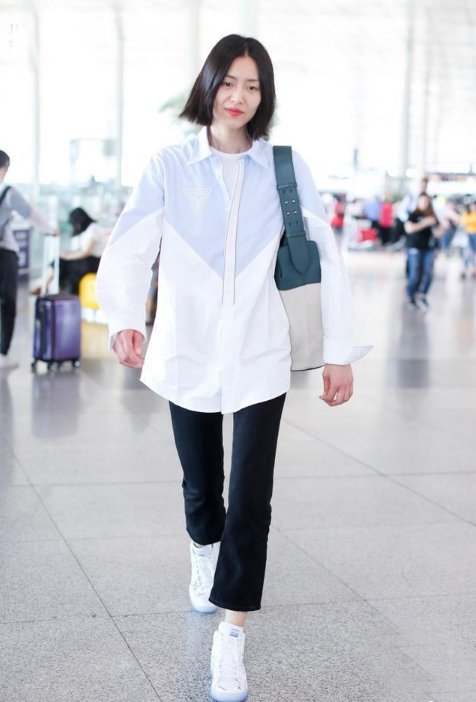 刘雯穿半透明吊带连衣裙露出内衣，网友:谁说刘雯不适合玩性感?