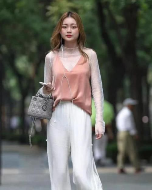  【软玉温香】养眼女神街拍：软玉温香的美女，一件黑色的连衣裙，时尚优雅气质迷人
