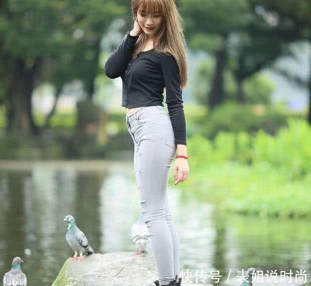 山涧中玩耍的俏皮小姐姐，傲娇迷人的摆姿很是甜美可爱