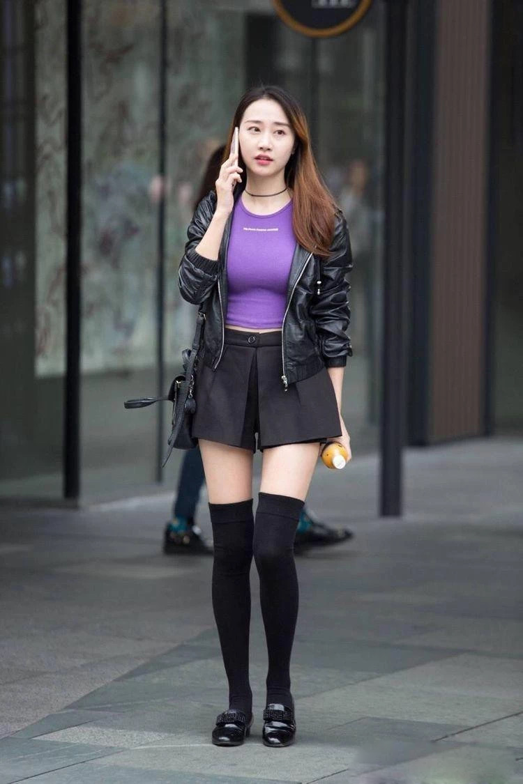 美女:美女街拍:既然有如此傲人身材,穿得普通就可惜了,学学这些美女