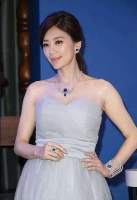 贾静雯一袭透视裙丑出新高度！网友：分分钟想撕下她下面那块布！