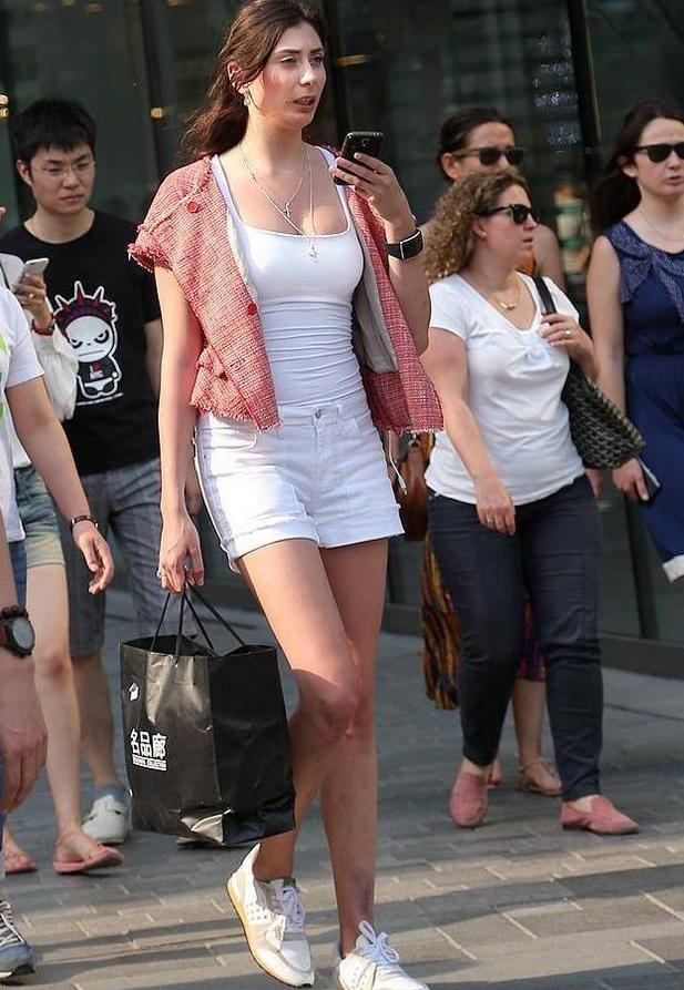 街拍：图1戚薇撞衫杜海涛，差别真大！图2蕾丝裙美女，纹身亮了