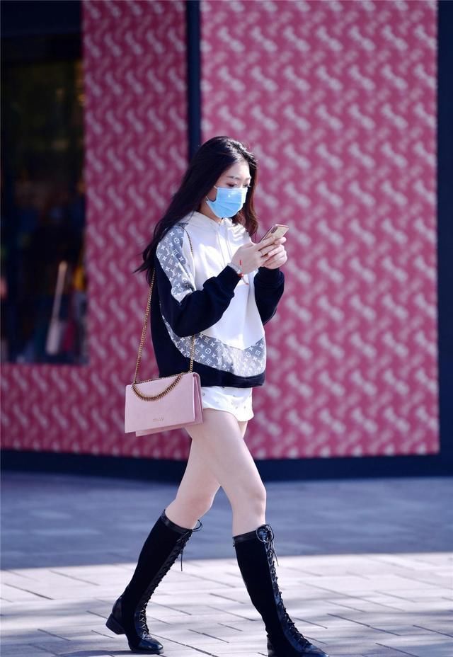  位美女选择一：春天穿着一款短裙，搭配出层次，还要穿出个性时尚，透出气质