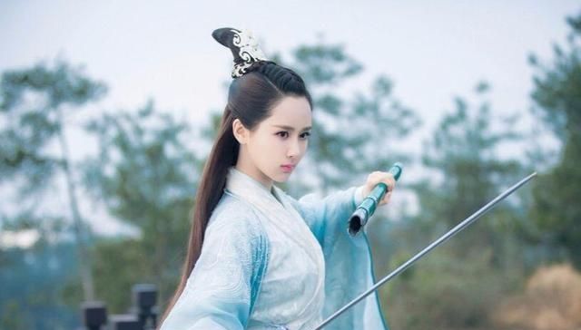 静谧：杨紫古装静谧淡雅，迪丽热巴古装活泼俏皮，你更喜欢谁？