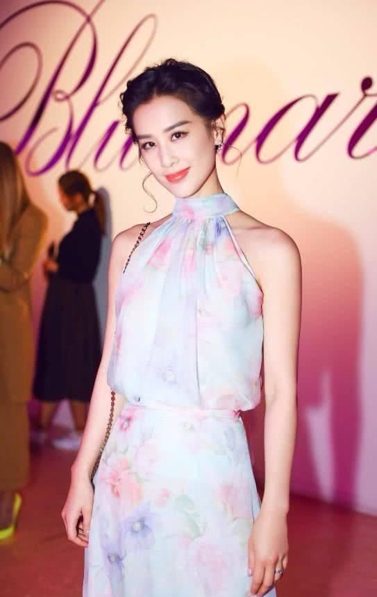 「 肚兜」对镜甜笑美成画报，黄圣依这是放飞自我了？穿“肚兜裙”秀香肩