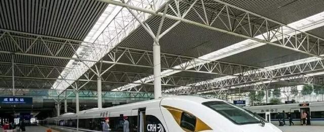 四川最大高铁站，占地面积68万平方米，有95个足球场大！