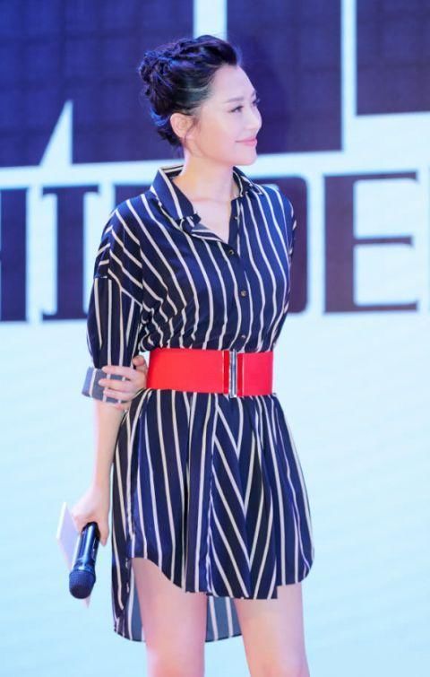 许晴身穿一套黑色的套装，她的“蚂蚁腰”太抢镜，哪像49岁的人