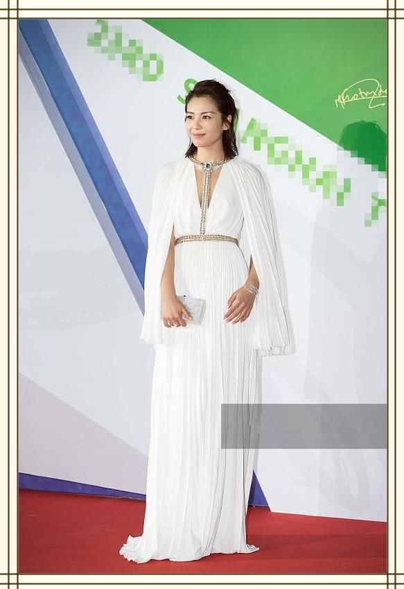 当35岁黄圣依和40岁刘涛同穿深V裙,才发现性感与优雅差距有多大