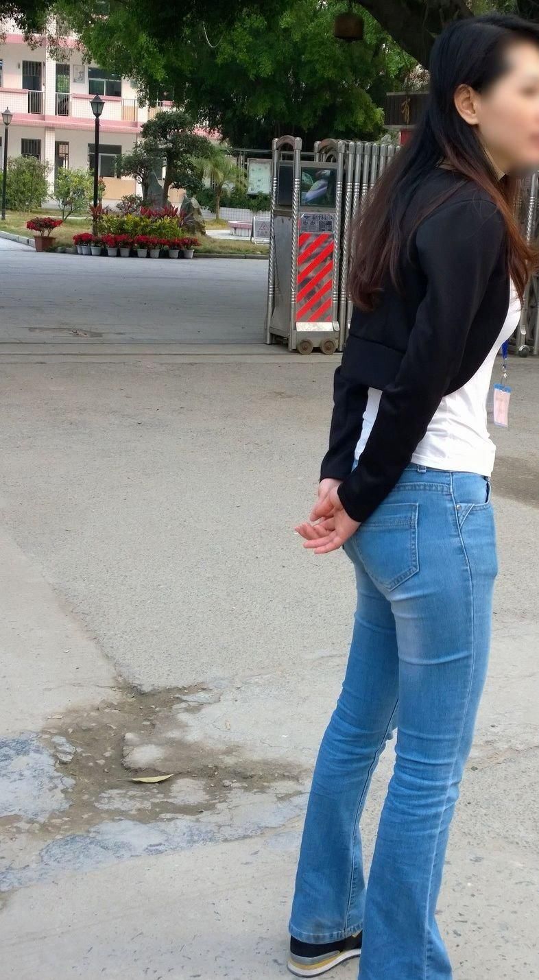 中学门口街拍:美女教师浅蓝色紧身裤搭配黑马甲，显迷人身段