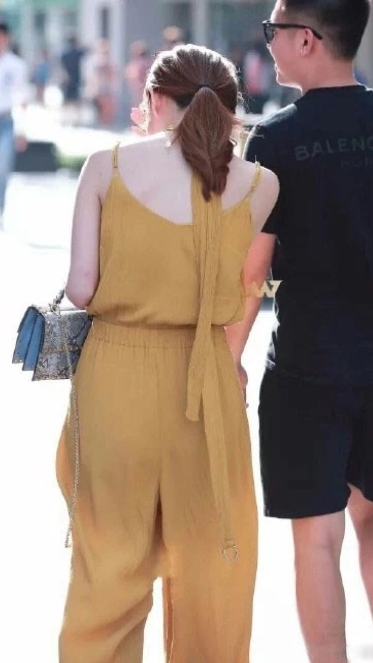 性感街拍丨这么小鸟依人的小姐姐，真羡慕她男友!