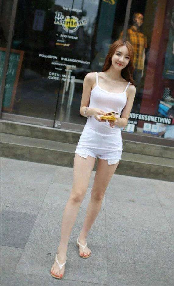 街拍：穿着白色仙气飘飘小姐姐，性感靓丽时尚光鲜赚足回头率！