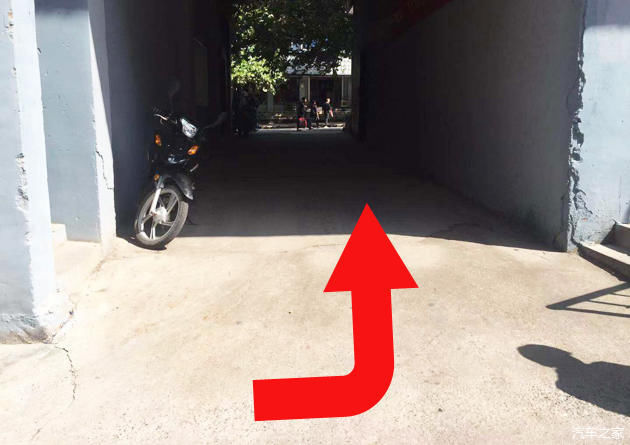  #墙体#新手司机小区内遇狭窄转弯通道，牢记2点，不再担心车角刮