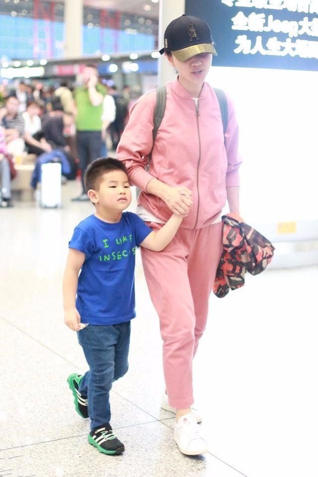 胡可素颜很真实，脸部松垮皱纹明显！网友：42岁普通人就是这样子