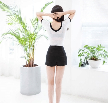 #美女#据说这是今年最流行的“拉链”短款裙,美女穿上身美不胜收